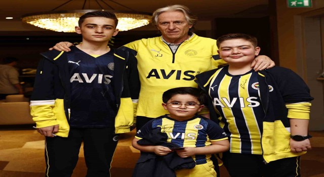 Depremzede Kamilcana Fenerbahçeli oyuncularla bir araya geldi