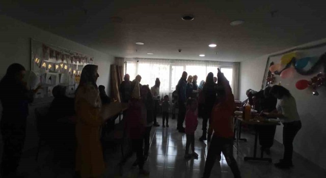 Depremzede miniğe doğum günü sürprizi