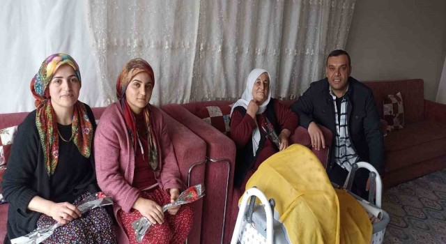 Depremzede muhtardan depremzede kadınlara karanfil