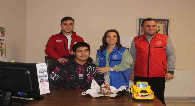 Depremzede Murata sürpriz doğum günü
