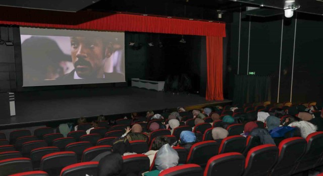 Depremzede öğrenciler için sinema etkinliği düzenlendi
