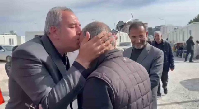 Depremzede, valinin alnından öptü