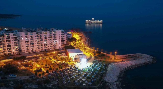 Depremzede vatandaşlar Kızkalesinde iftar sofrasında buluştu