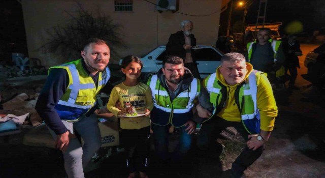 Depremzede Zehraya çadırda doğum günü sürprizi