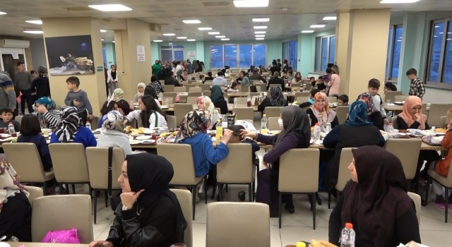 Depremzedeler evlerinden ve memleketlerden uzak ilk iftarlarını açtı