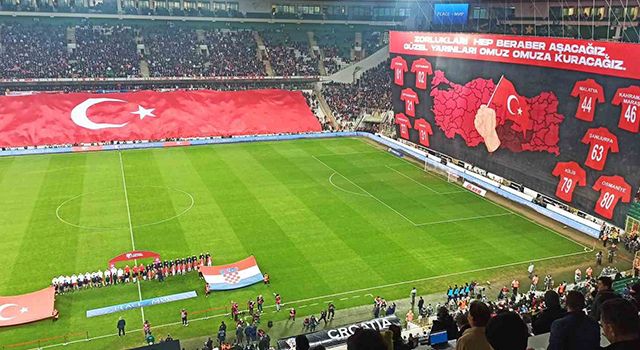 Bursa Büyükşehir Stadyumu'nda Depremzedeler için koreografi gösterisi