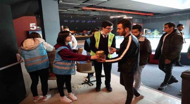 Depremzedeler için sinema etkinliği düzenlediler