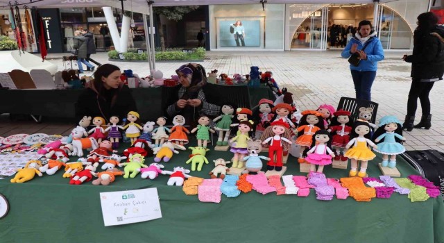 Depremzedeler için stant açtılar