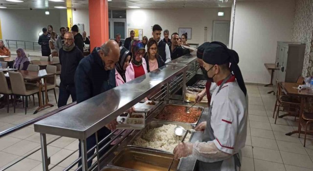 Depremzedeler ilk iftarlarını kaldıkları yurtta açtı