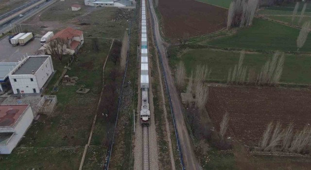 Depremzedelere giden yaşam konteynerleri Kayseriden geçti