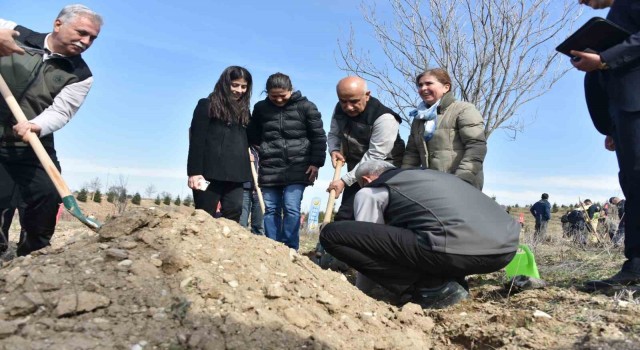 Depremzedelerin anısına Ormancılık Gününde hatıra ormanı