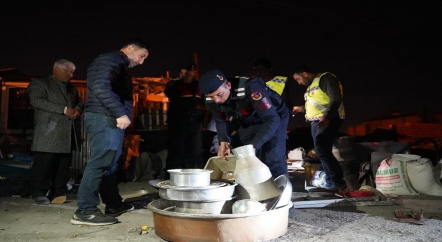 Depremzedelerin evlerinden hırsızlık yapan 2 zanlı tutuklandı