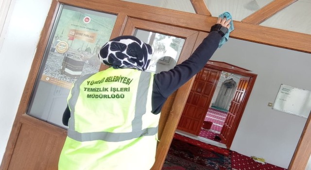 Depremzedelerin sığındığı camiler özenle temizleniyor