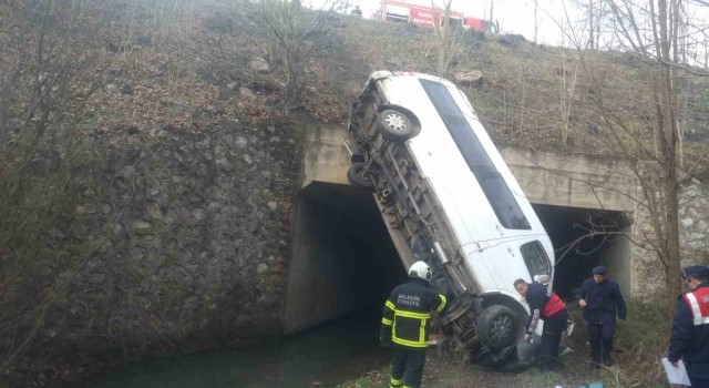 Dere yatağına düşen minibüsteki 13 kişi yaralandı