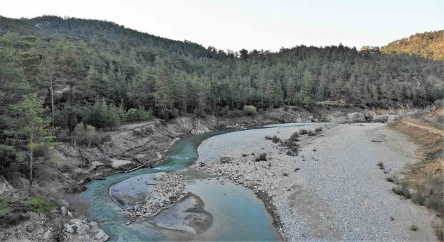 Derenin ayırdığı 2 mahalle 50 metrelik mesafede orucu 3 dakika geç açıyor