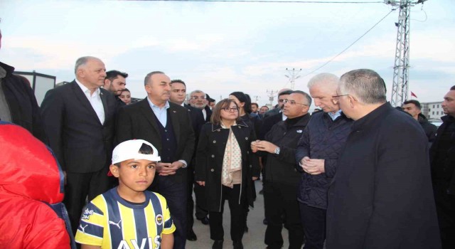 Dışişleri Bakanı Çavuşoğlu iftarını depremzedelerle yaptı