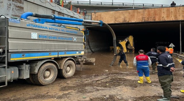 DİSKİ, selden etkilenen Şanlıurfada çalışmalarını sürdürüyor