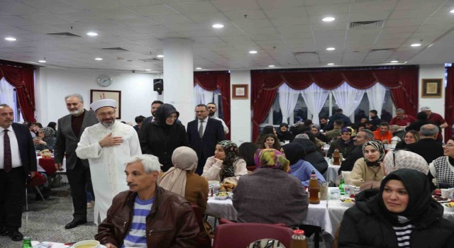 Diyanet İşleri Başkanı Erbaş, depremzede vatandaşlarla iftar sofrasında buluştu