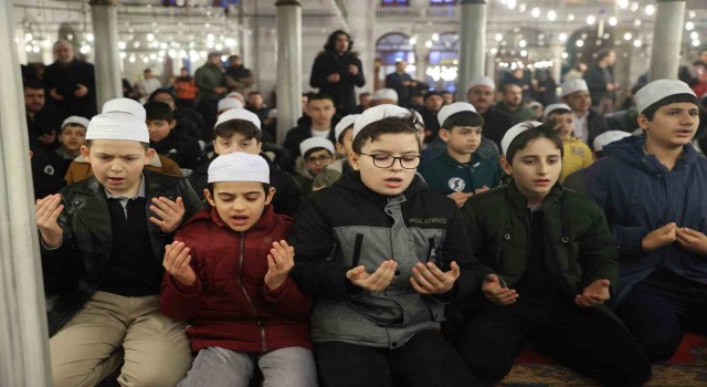 Diyanet İşleri Başkanı Erbaş imam hatipli gençlerle sabah namazında buluştu