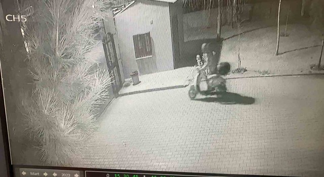 Diyarbakırda 50 bin TL değerindeki motosikletin çalınma anı kameraya yansıdı