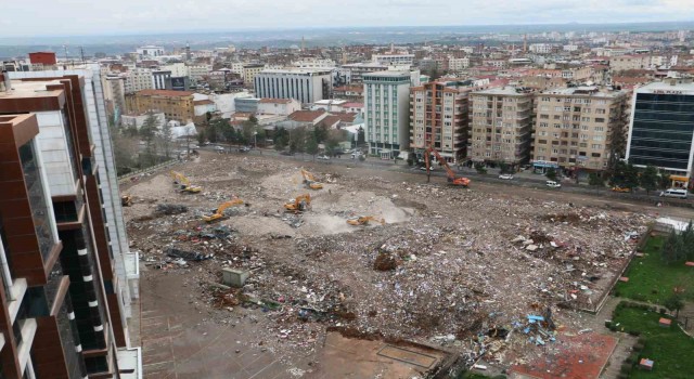 Diyarbakırda acil yıkılacak binaların enkaz kaldırma çalışmaları devam ediyor