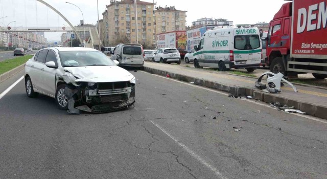 Diyarbakırda araçlar çarpıştı, sürücüler burunları bile kanamadı