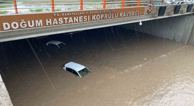 Diyarbakırda araçlar sağanakla birlikte alt geçitte mahsur kaldı
