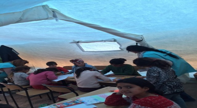 Diyarbakırda çadır kentte çocuklar kurslar ile stres atıyor