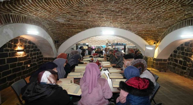 Diyarbakırda depremde hayatını kaybedenler için hatim okunuyor