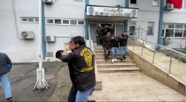 Diyarbakırda depremzedelerin evine giren 12 şüpheli tutuklandı