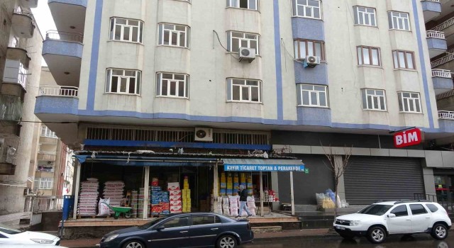 Diyarbakırda esnaf ağır ve orta hasarlı binaların altında kepenk açtı
