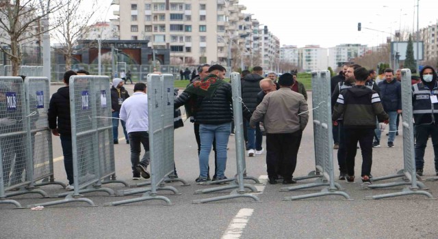 Diyarbakırda Nevruz kutlaması geniş güvenlik önlemi içinde başladı