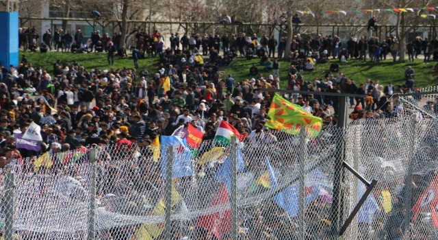 Diyarbakırda Nevruz kutlamasında terör paçavrası açıp slogan atıldı