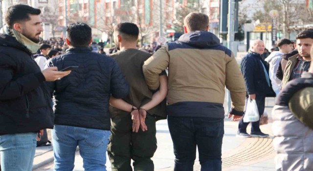 Diyarbakırda polise taş attığı tespit edilen 200e yakın kişi gözaltına alındı