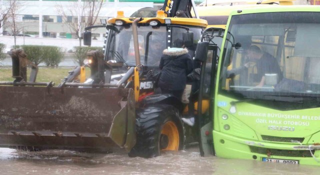 Diyarbakırda selin ortasında mahsur kalan yolcuları vatandaş tahliye etti