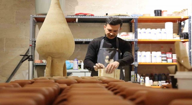 Doğadan elde ettiği malzemeleri sanata çeviriyor