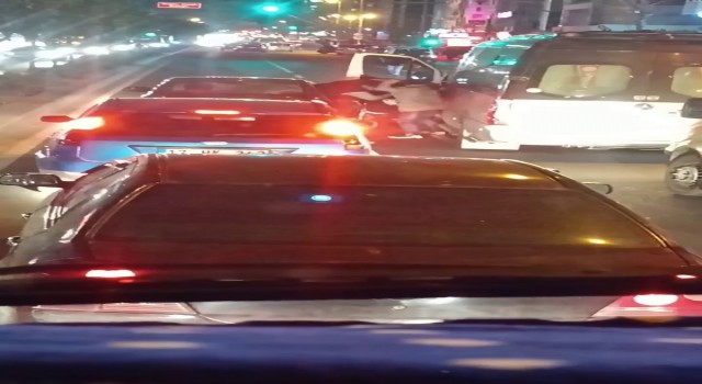 Doğan Araslı Bulvarında yol verme tartışmasında ortalık karıştı: O anlar kameraya yansıdı