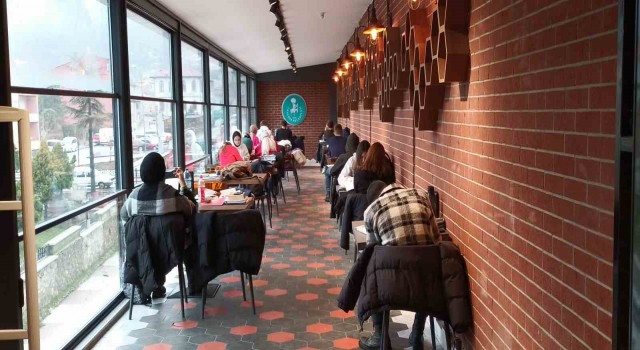 Dönemeç Kitap Kafeye gençlerden yoğun ilgi
