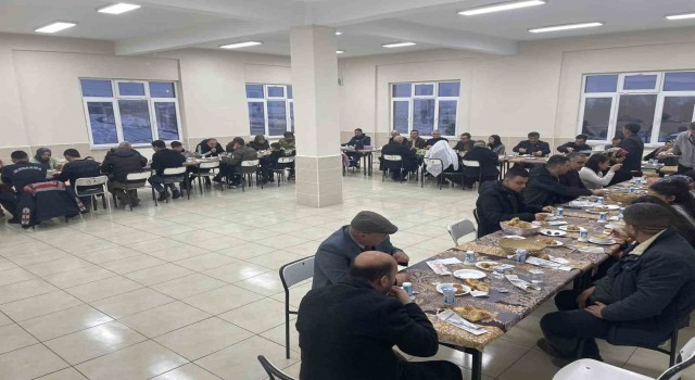 Dumlupınarda şehit ailesi, gaziler ve depremzedelere iftar yemeği