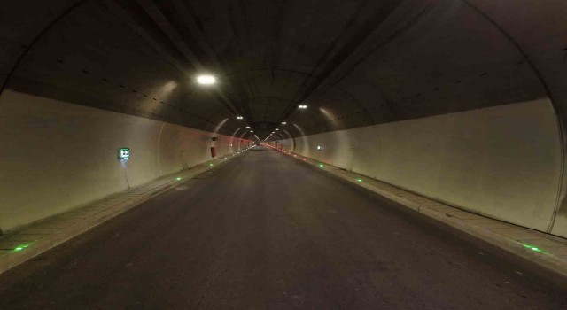 Dünyanın üçüncü, Avrupanın en uzun çift tüplü karayolu tüneli açılış için gün sayıyor