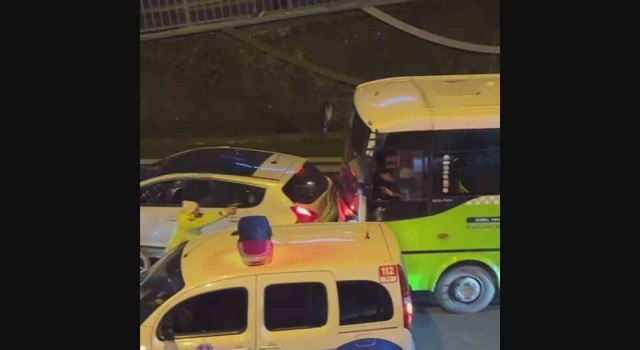 Dur ihtarına uymayan midibüs şoförü İstanbul caddelerini birbirine kattı
