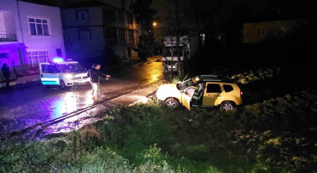 Duraktaki taksiyi çalan şahıs kovalamacada 3 polis aracına çarpıp bahçeye uçtu: 1i polis 2 yaralı