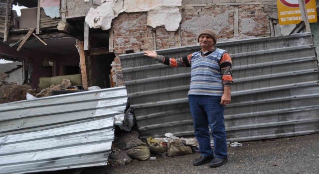 Duvarları çöken tarihi bina tehlike saçıyor