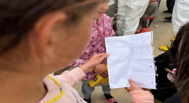 Duygulandıran mektuplar oyuncaklarla birlikte deprem bölgesinde