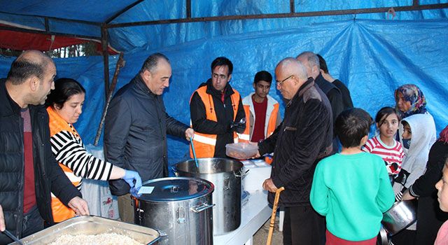 Düziçi Kaymakamı Turgay İlhan depremzedelerde iftarda buluştu