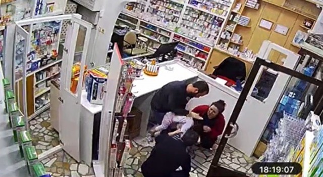 Eczacıdan hayat kurtaran Heimlick manevrası