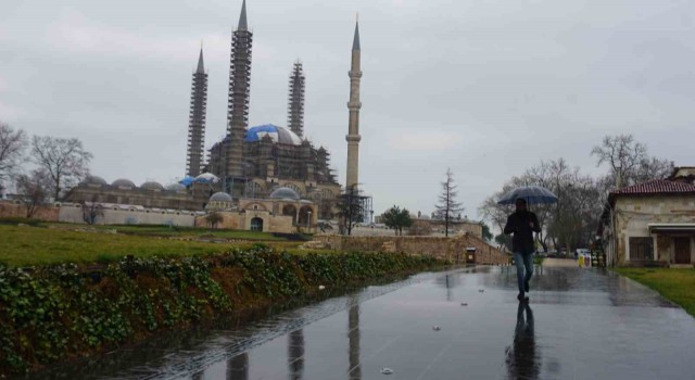 Edirnede beklenen sağanak etkisini gösterdi