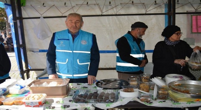 Edremit İlçe Müftülüğü depremzedeler için meydanda çadır kurdu