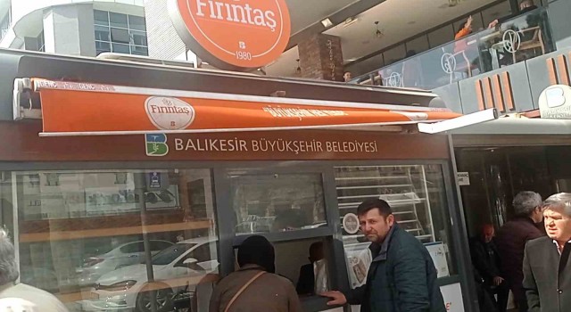 Edremitte vatandaş Fırıntaşın 350 gramlık pidesine hücum etti
