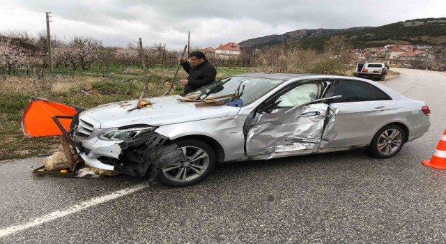 Eğirdirde kontrolden çıkan otomobil meyve tezgahına daldı